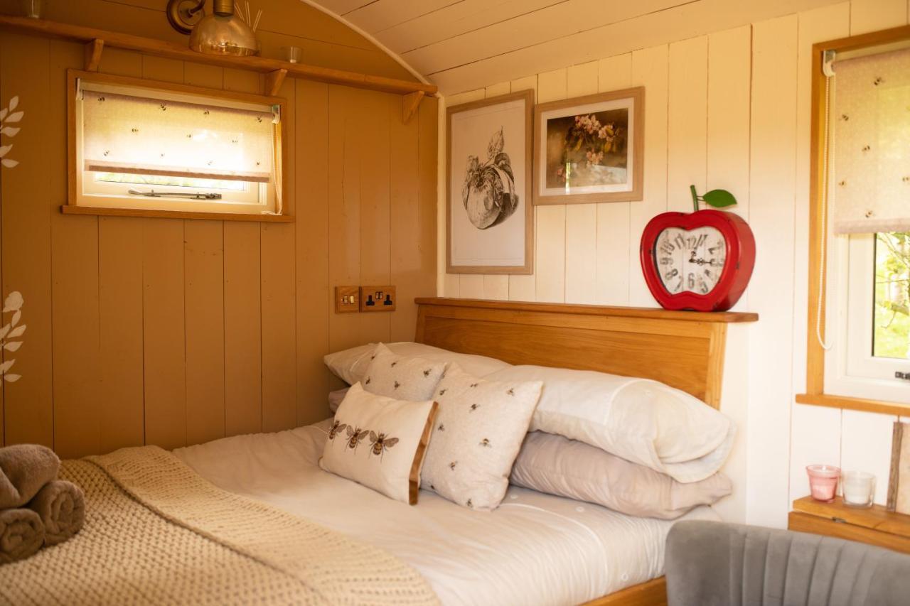 Harrys Hideout - Shepherd'S Huts At Harrys Cottages Pen-y-Clawdd Exteriér fotografie