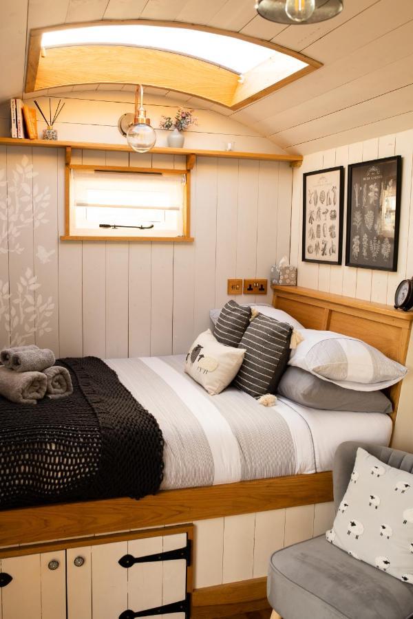 Harrys Hideout - Shepherd'S Huts At Harrys Cottages Pen-y-Clawdd Exteriér fotografie