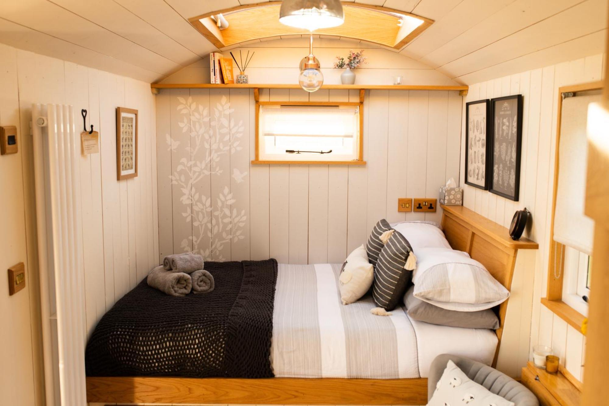 Harrys Hideout - Shepherd'S Huts At Harrys Cottages Pen-y-Clawdd Pokoj fotografie