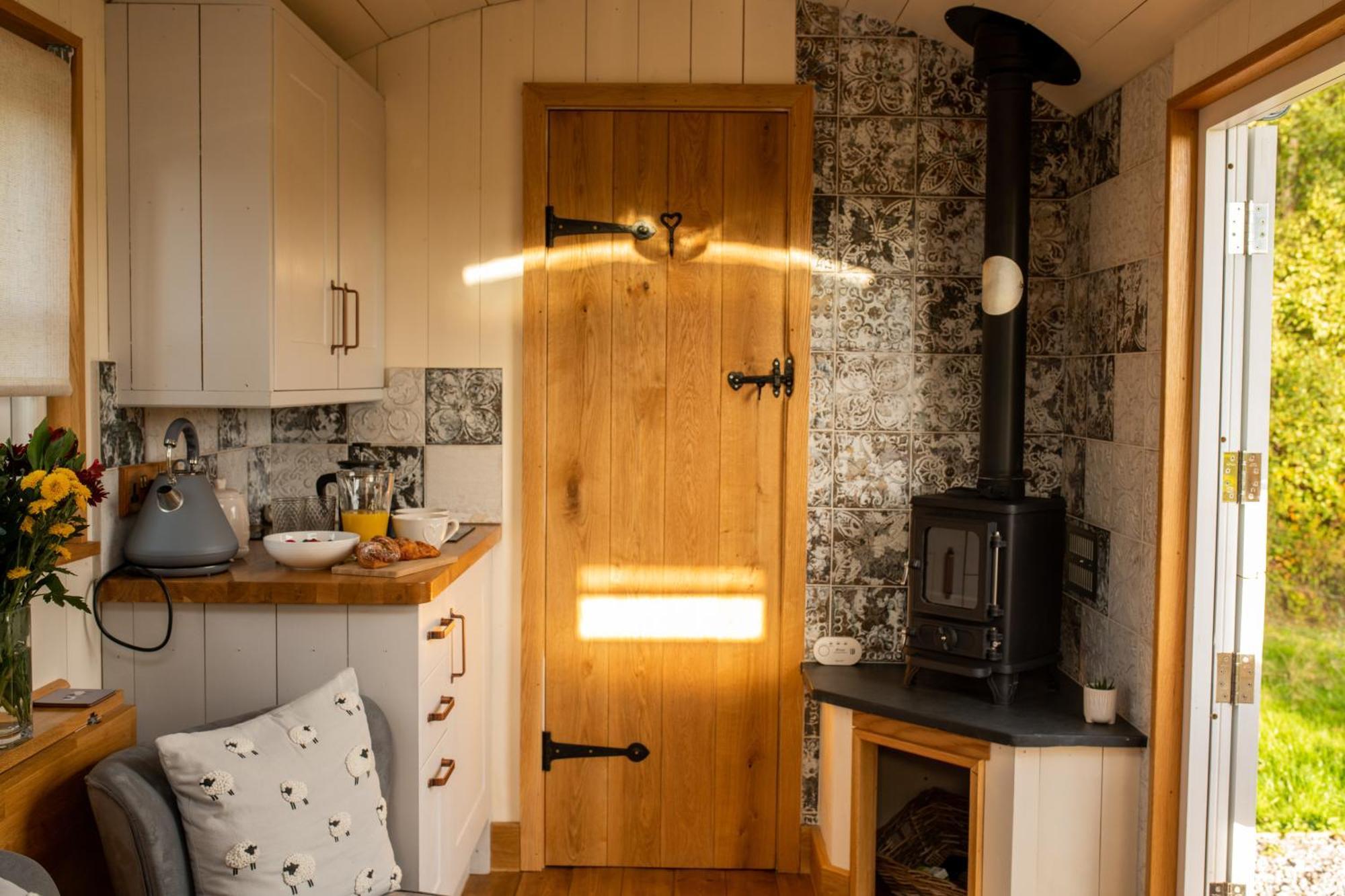 Harrys Hideout - Shepherd'S Huts At Harrys Cottages Pen-y-Clawdd Pokoj fotografie